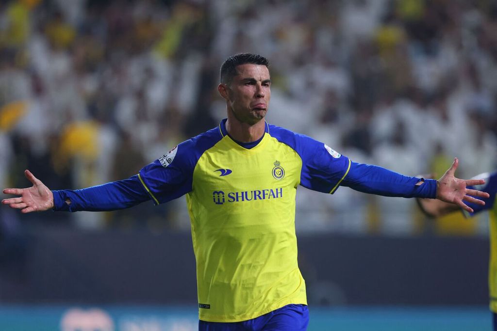 Pemain Al-Nassr, Cristiano Ronaldo, melakukan selebrasi setelah mencetak gol dalam pertandingan Liga Arab Saudi antara Al-Nassr dan Al-Shabab di Stadion Al-Awwal Park, Riyadh, Arab Saudi, Selasa (23/5/2023).