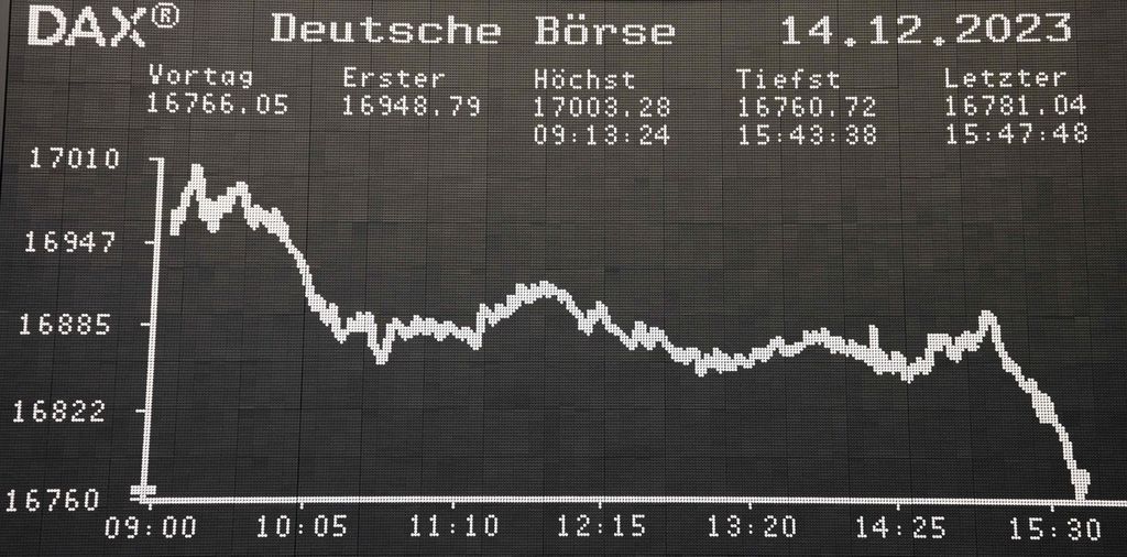 Pergerakan indeks bursa saham Jerman, DAX, terpampang di bursa efek di Frankfurt, Jerman, 14 Desember 2023. 