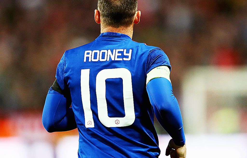 Striker    Manchester United Wayne Rooney dikabarkan akan segera kembali  membela  klub lamanya, Everton, dengan gaji 250.000 poundsterling atau Rp 4,32 miliar per pekan. Tampak dalam gambar Rooney saat berlaga untuk MU di laga final Liga Europa di  Friends Arena, Stockholm, Swedia, Rabu (24/5).  