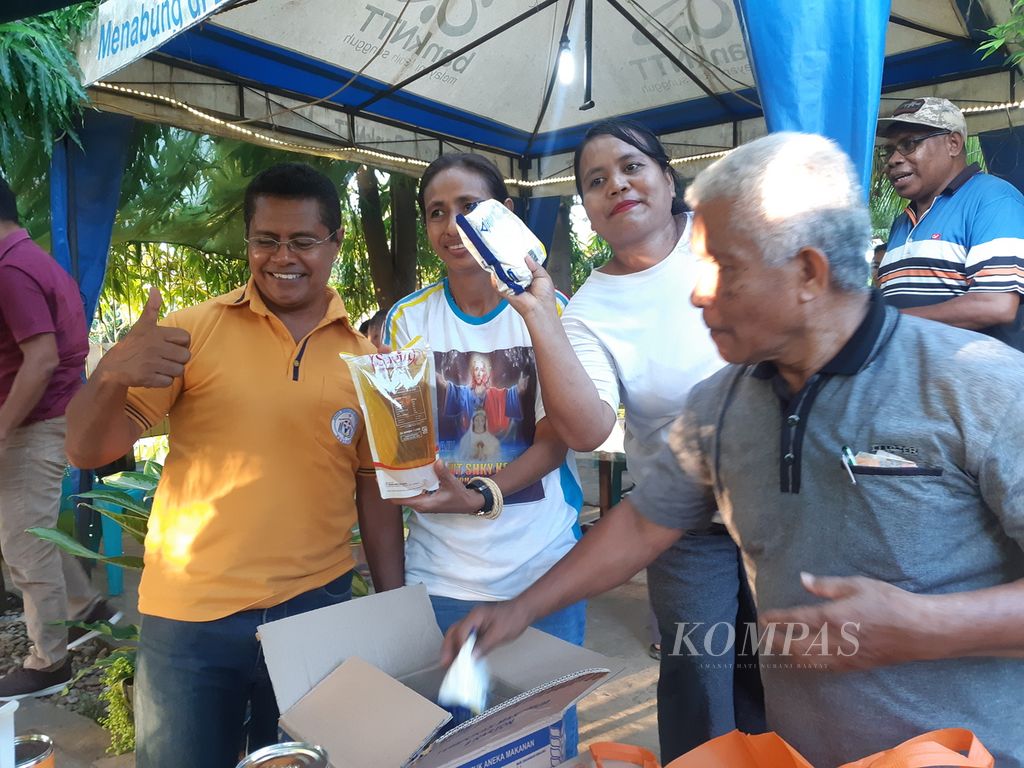 The sale and purchase of basic necessities at UBSP Gerbang Rezeki after the Annual Members Meeting in Kupang City, East Nusa Tenggara, on Sunday (28/4/2024).