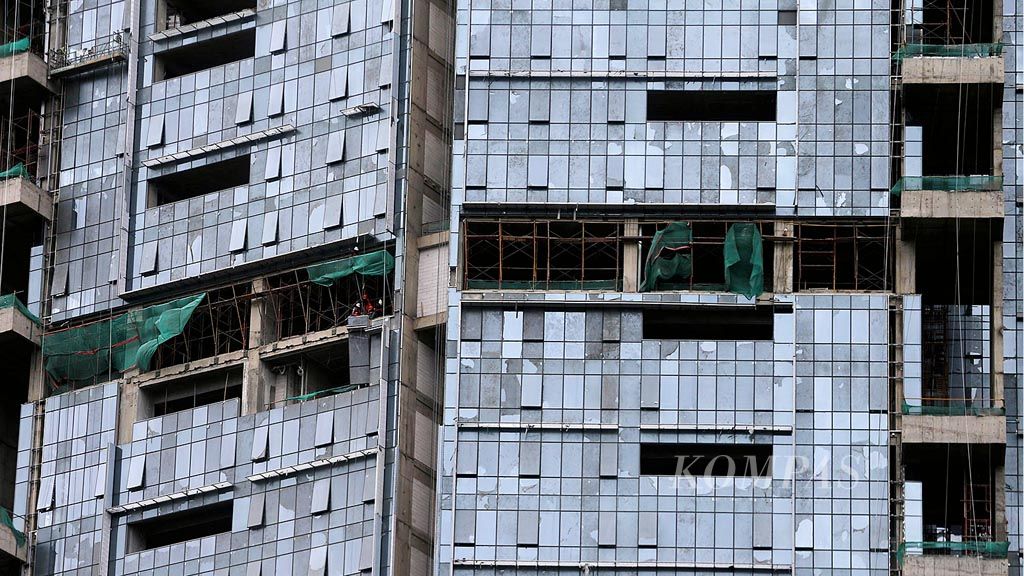 Proyek pembangunan gedung hunian bertingkat di kawasan Sudirman, Jakarta, Sabtu (8/4). Suplai dan permintaan untuk segmen menengah ke atas per triwulan I-2017 mulai meningkat.   