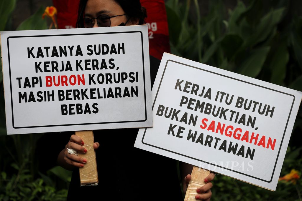 Poster yang dibawa aktivis Indonesia Corruption Watch (ICW) saat aksi untuk memperingati 900 hari hilangnya Harun Masiku di depan Gedung Komisi Pemberantasan Korupsi (KPK), Jakarta, Selasa (28/6/2022). 