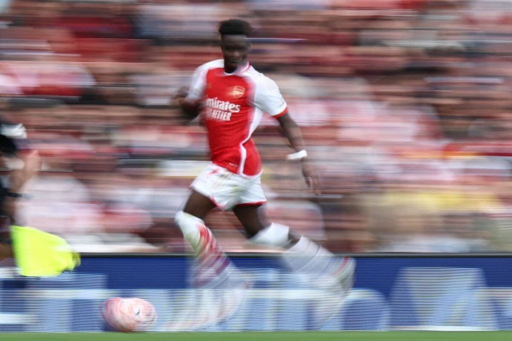 Pemain sayap Arsenal, Bukayo Saka, menggiring bola saat laga Liga Inggris melawan Tottenham Hotspur di Stadion Emirates, London, 24 September 2023. 