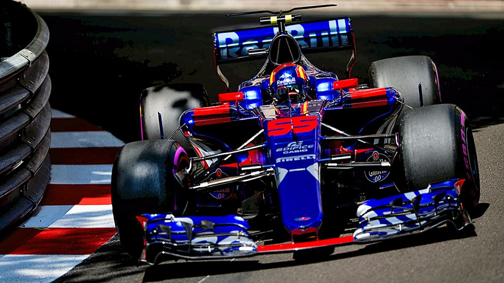 Carlos Sainz Junior, pebalap F1 dari tim  Scuderia Toro Rosso, memacu mobil STR12 saat kualifikasi GP Monako, Sabtu (27/5). Mobil Toro Rosso akan dicoba pebalap Indonesia, Sean Gelael, 1-2 Agustus.