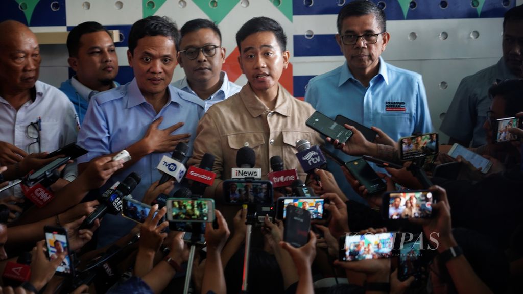Calon wakil presiden nomor urut 2 Gibran Rakabuming Raka memberi keterangan kepada jurnalis setelah memenuhi pemanggilan klarifikasi di Kantor Badan Pengawas Pemilu (Bawaslu) Jakarta Pusat, Rabu (4/1/2024). 