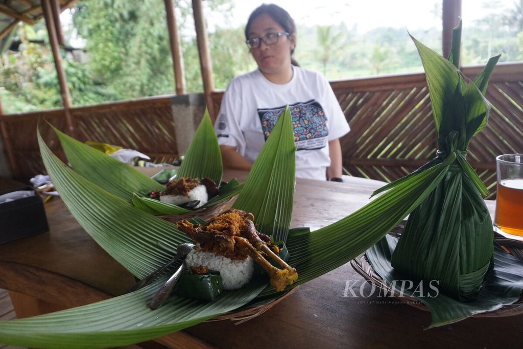 Sajian kuliner nasi nyangku yang dibungkus daun pandan hutan dapat dinikmati di rumah makan Oemah Nyangku di Desa Karangsalam, Kecamatan Baturraden, Kabupaten Banyumas, Jawa Tengah, Sabtu (1/10/2022). 