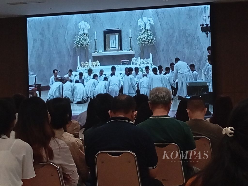 Umat melihat acara pembasuhan kaki dalam misa Kamis Putih di Griya Pastoran Gereja Hati Kudus Yesus atau Katedral Surabaya, Jawa Timur, Kamis (28/3/2024).