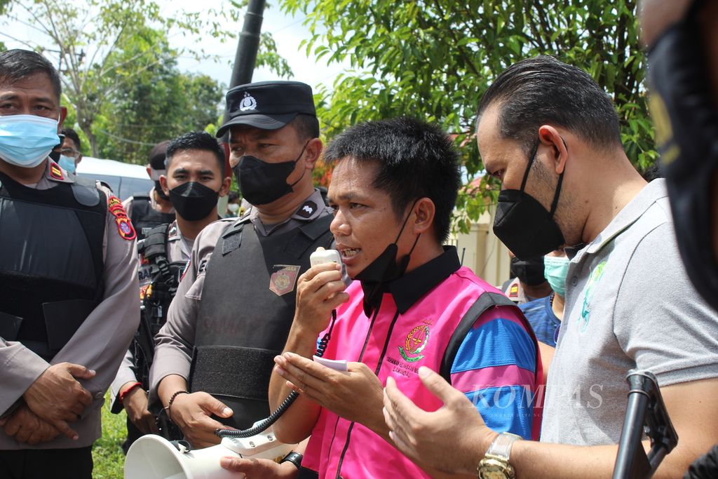 Kepala Desa Kinipan Willem Hengki bertemu dengan masyarakat Kinipan yang berunjuk rasa di depan Polres Lamandau, Kalimantan Tengah, 17 Januari 2022.