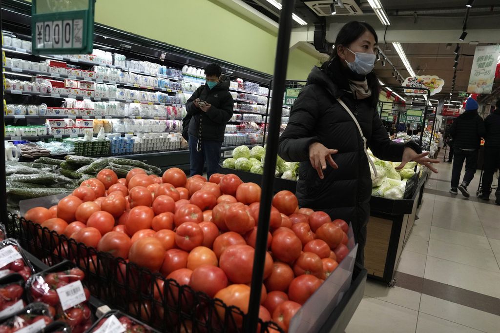 Warga berbelanja buah dan sayur segar di sebuah supermarket di Beijing, China, 28 Desember 2022. 