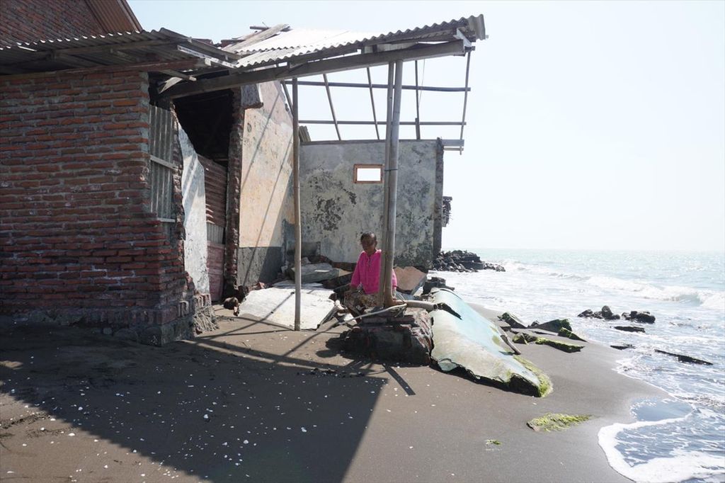 Samah, warga RT 025 RW 010 Desa Sidaharja, Kecamatan Suaradi, Kabupaten Tegal, Jateng, berada di puing-puing reruntuhan dapur rumahnya. Sebagian rumah Samah ambruk diterjang air laut akibat adanya abrasi di daerah tersebut. Dulu jarak rumah Samah ke laut sekitar 200 meter. 