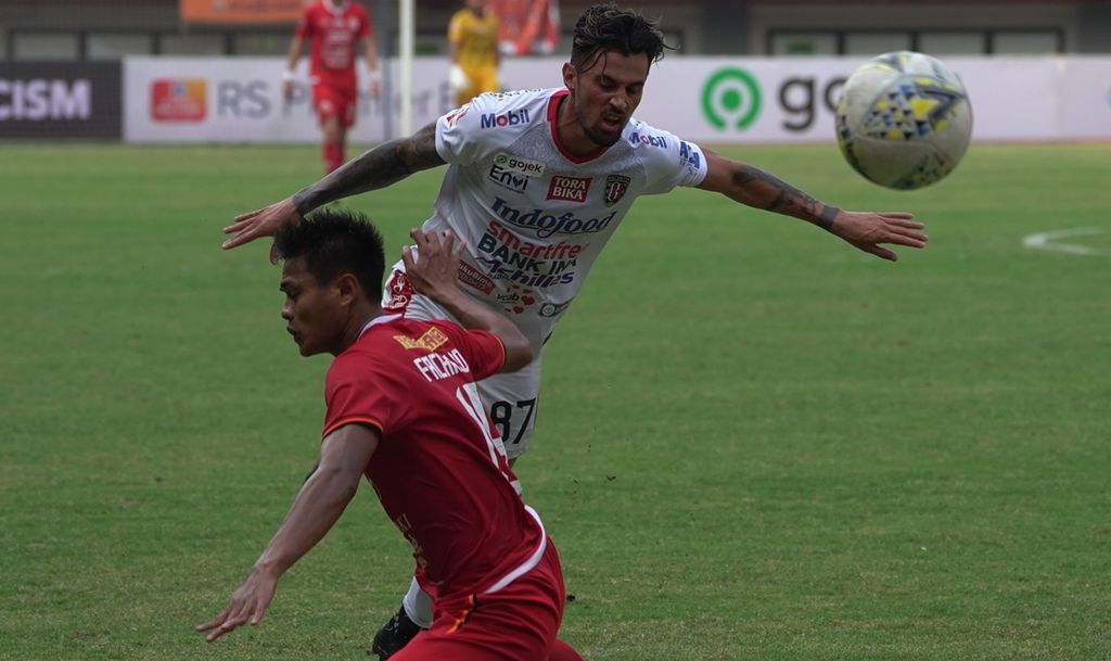 Striker Bali United, Stefano Lilipaly (kanan), dihadang bek Persija Jakarta, Fachrudin Wahyudi Aryanto (kiri), dalam lanjutan Shopee Liga 1 di Stadion Patriot Candrabhaga, Bekasi, Kamis (19/9/2019). Bali United mengalahkan Persija dengan skor 1-0. Fachrudin adalah salah satu pemain senior yang dipanggil sebagai timnas SEA Games 2021 di Vietnam pada bulan Mei 2022.