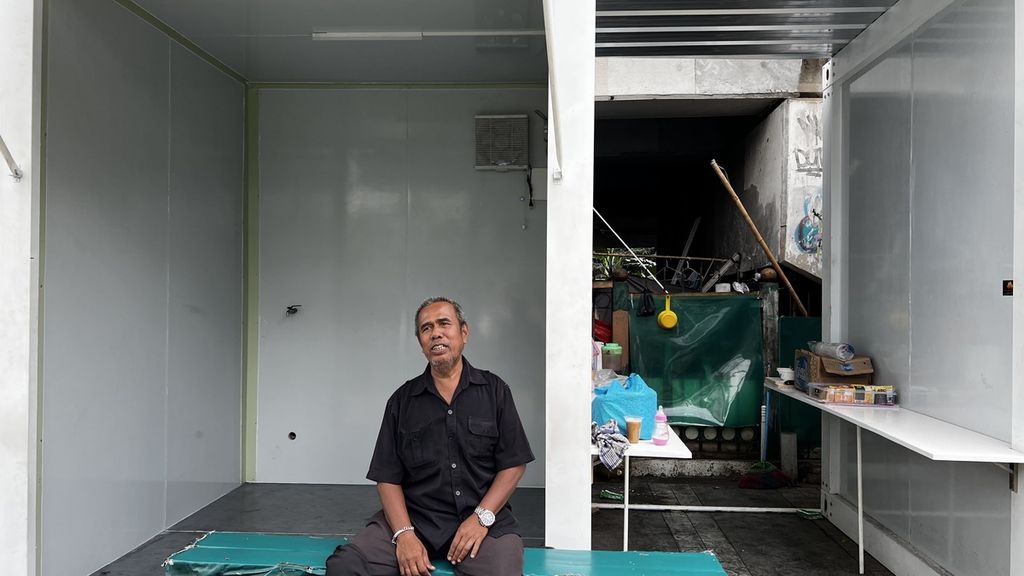 Salah seorang pedagang duduk di depan deretan kios lokasi sementara JP 44 di Jalan Penataran, Menteng, Jakarta Pusat, Kamis (26/1/2023).