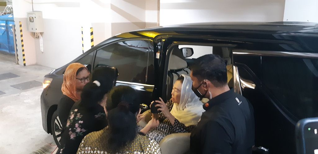 Istri Abdurrahman Wahid atau Gus Dur, Sinta Nuriyah Wahid, turun dari mobil untuk menjenguk Cristalino David Ozora, anak korban penganiayaan berat, di RS Mayapada, Jakarta Selatan, Minggu (26/2/2023).