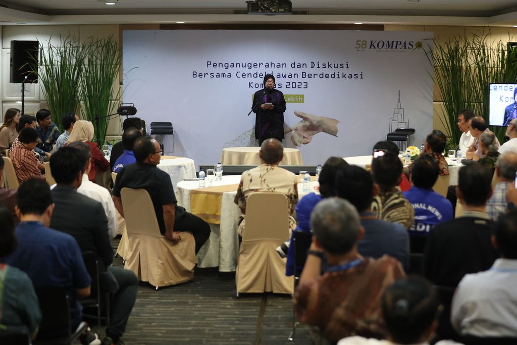 Menteri Sosial Tri Rismaharini menyampaikan sambutan dalam acara penganugerahan Cendekiawan Berdedikasi <i>Kompas </i>2023 di Gedung Kompas Gramedia, Jakarta, Rabu (28/6/2023). 
