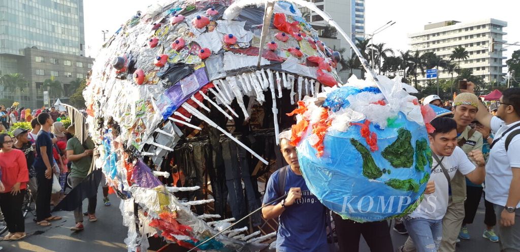 Sebuah ”monster plastik” berbentuk ikan lentera yang biasa hidup di laut dalam ditampilkan dalam pawai bebas plastik pada hari bebas kendaraan bermotor (<i>car free day</i>), Minggu (21/7/2019), di Jakarta. 