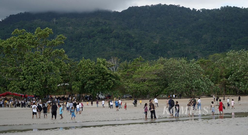 Pengunjung dan masyarakat adat suku Moy berkumpul di pantai saat pembukaan Festival Egek di Kampung Malaumkarta, Kabupaten Sorong, Papua Barat Daya, 5 Juni 2023. Egek merupakan aturan adat yang melarang masyarakat untuk mengambil hasil alam. 