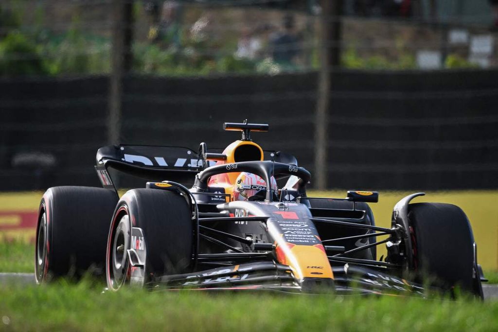 Pebalap Red Bull, Max Verstappen, beraksi dalam sesi kualifikasi Grand Prix Formula 1 seri Jepang di Sirkuit Suzuka, Sabtu (23/9/2023). Verstappen meraih posisi start pertama pada balapan hari Minggu (24/9/2023). 