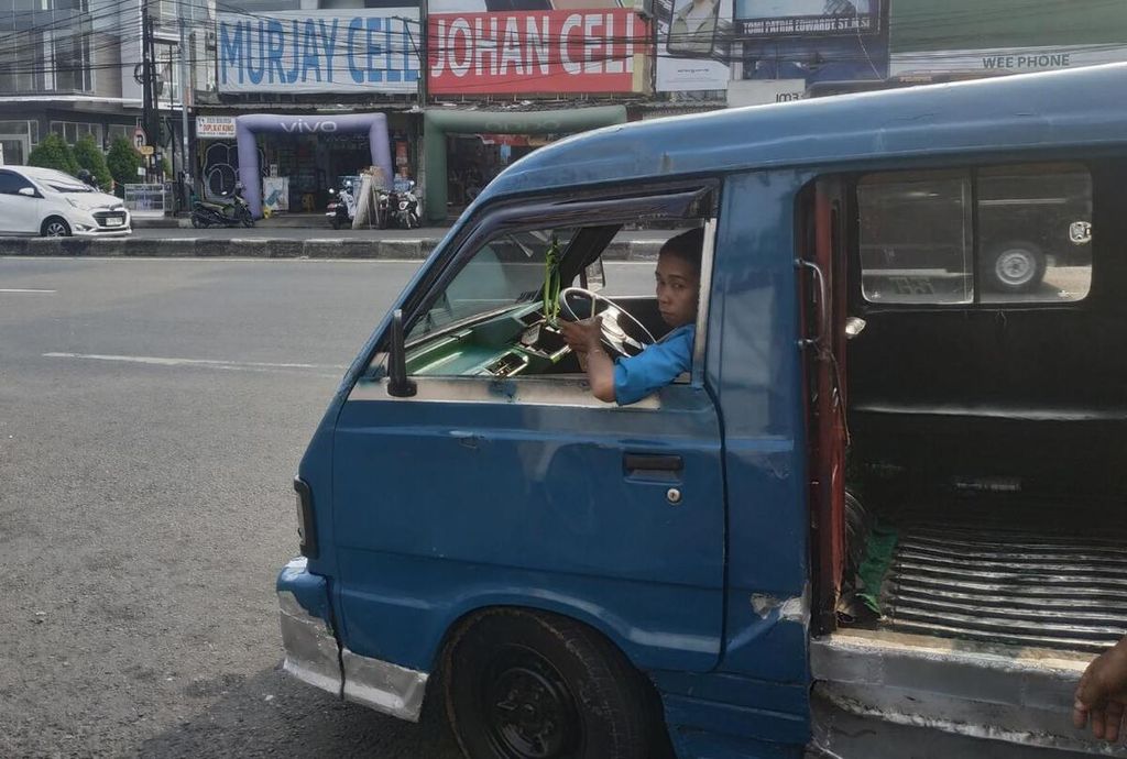 Penumpang angkutan umum di kawasan Ciputat, Tangerang Selatan, sedang menghilangkan dahaga dengan segelas minuman dingin, Rabu (7/6/2023).