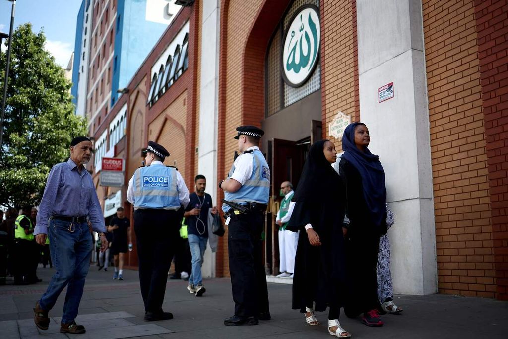 Polisi  berjaga di salah satu masjid di London timur, Inggris, Jumat (9/8/2024).