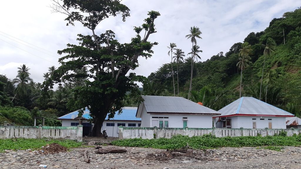 Puskesmas Limboro di Seram Bagian Barat, Maluku, Rabu (21/6/2023). Puskesmas ini berada di tepi Laut Banda.