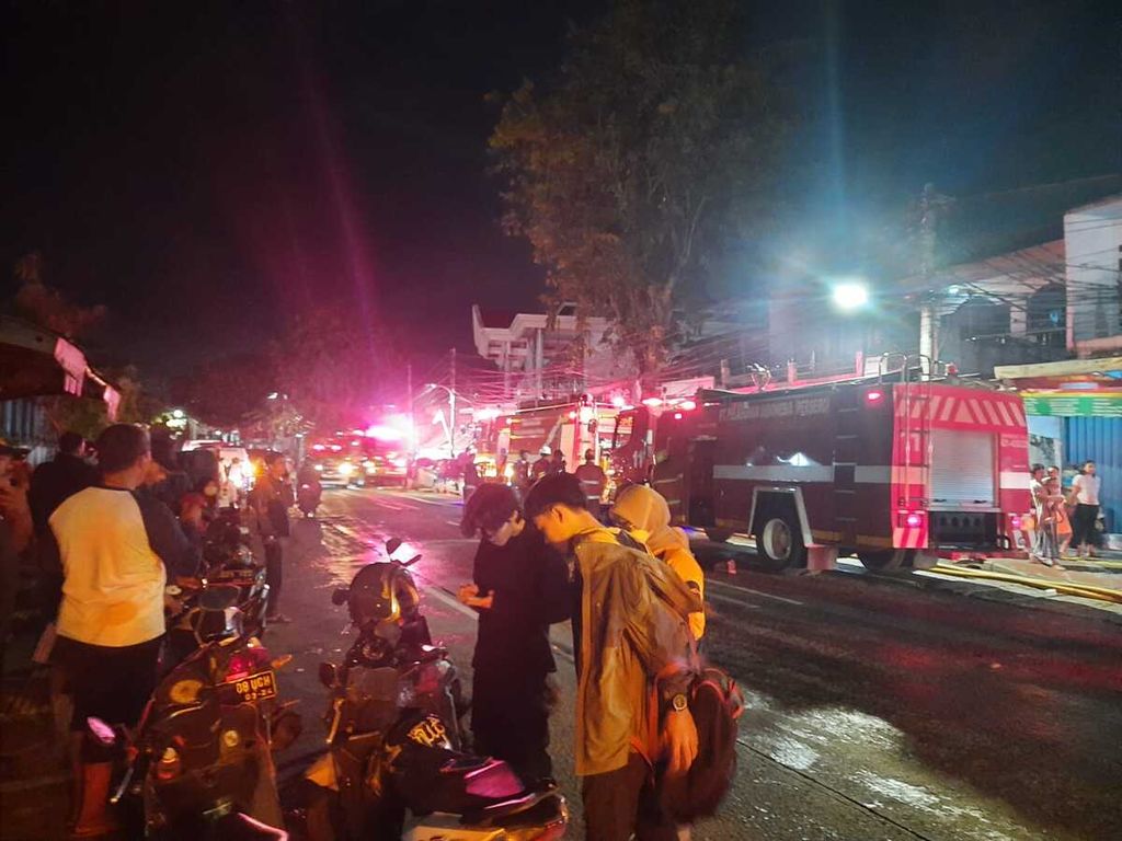 Puluhan kendaraan pemadam kebakaran dikerahkan untuk memadamkan kebakaran Terminal Integrated BBM PT Pertamina (Persero) di Kelurahan Rawabadak Selatan, Koja, Jakarta Utara, Jumat (3/3/2023) malam.