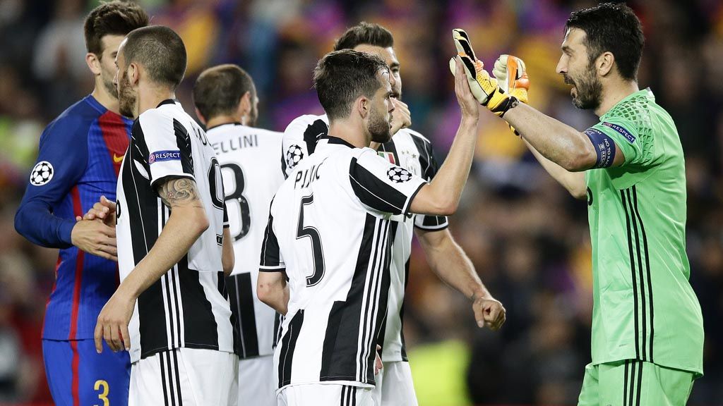 Kiper Juventus, Gianluigi Buffon,  merayakan keberhasilan  lolos ke semifinal Liga Champions  seusai laga kedua perempat final  di Stadion Camp Nou yang berakhir 0-0, Kamis (20/4) dini hari WIB. Juventus melaju ke babak empat besar dengan agregat gol 3-0.