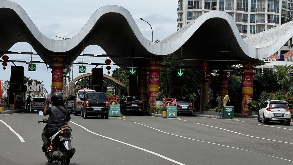 Sejumlah kendaraan bermotor saat memasuki pintu masuk Ancol, Jakarta Utara, Senin (30/1/2023).