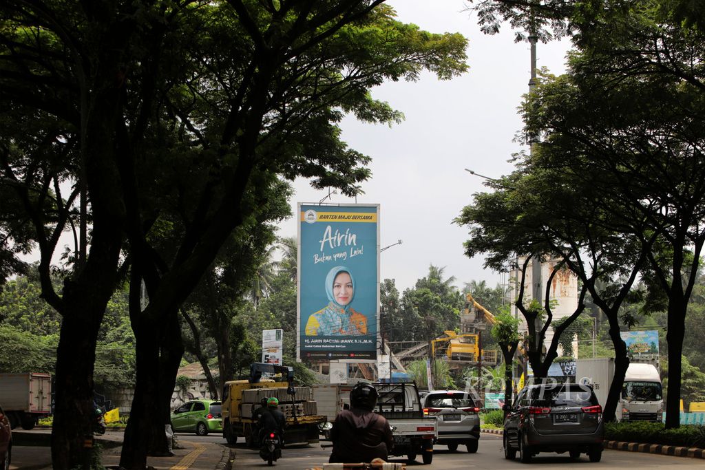 The banner of former Mayor of South Tangerang, Airin Rachmi Diany, was erected on Jalan Raya Rawa Buntu, South Tangerang, Banten, on Thursday (5/1/2023). Such banners are installed in almost all areas in Banten.