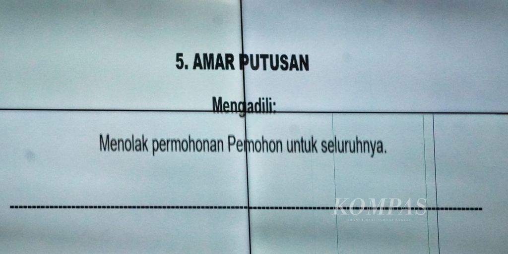 Layar di ruang sidang menampilkan amar putusan yang dibacakan Ketua Mahkamah Konstitusi Anwar Usman dalam sidang putusan uji materiil Pasal 169 huruf q UU Pemilu terkait batas usia minimal calon presiden dan calon wakil presiden di Mahkamah Konstitusi, Jakarta, Senin (16/10/2023).