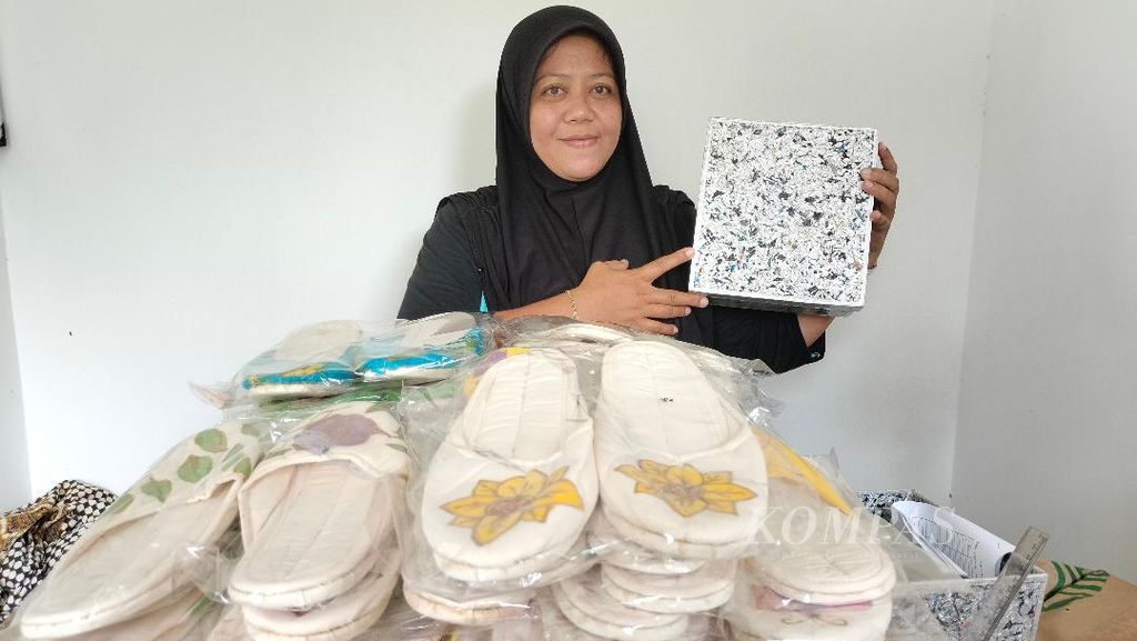 Hidayatul Rachmawati menunjukkan produk-produk kreatif buatan Bank Sampah Bumi Hijau di Desa Bumiharjo, Kecamatan Borobudur, Kabupaten Magelang, Jawa Tengah. Barang-barang kreatif itu diproduksi dari sampah, limbah buangan dari hotel, Rabu (14/12/2022).