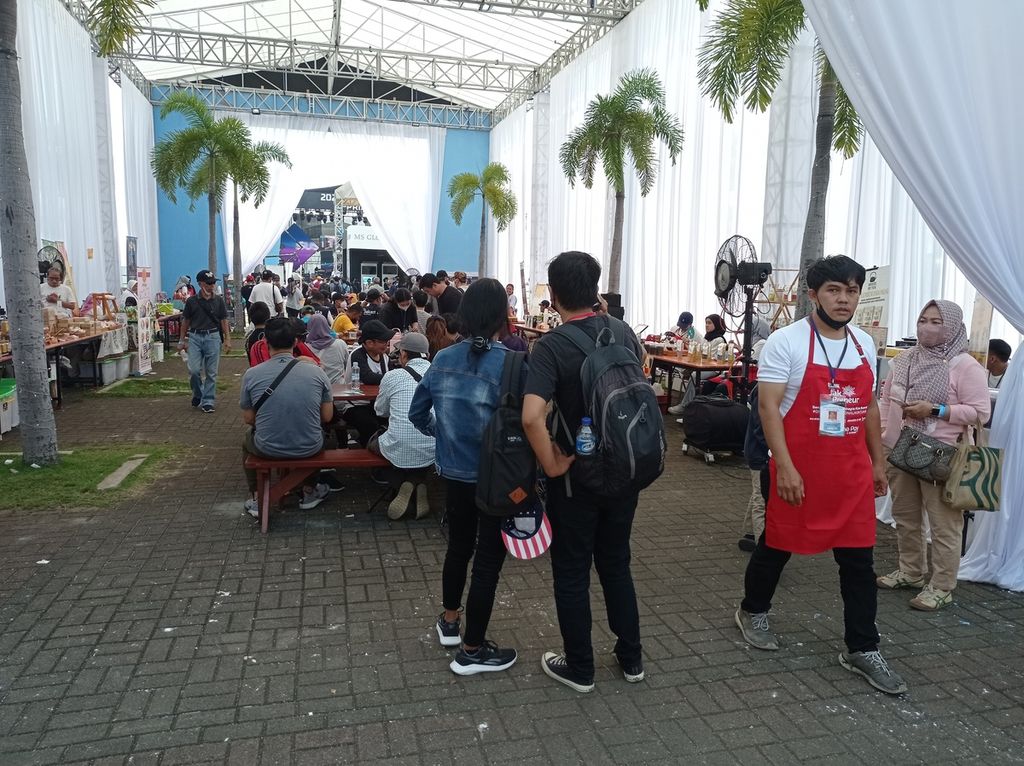 Suasana di Pantai Festival Ancol, Sabtu (4/6/2022). Para penonton menantikan dimulainya balapan Formula E Jakarta 2022 yang bakal disaksikan melalui layar lebar.