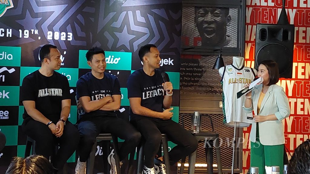 Konferensi pers IBL All-Star 2023 dihadiri pemain Tim Legacy, Kaleb Ramot (kanan) dan Andakara Prastawa (tengah), pada Kamis (9/3/2023) di Jakarta. IBL All-Star 2023 akan digelar di Knights Stadium, Semarang, Jawa Tengah, Minggu (19/3/2023).
