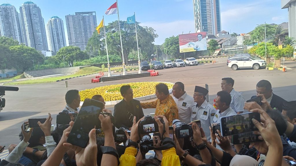 Ketua Umum Partai Golkar Airlangga Hartarto menyambut Ketua Umum Partai Bulan Bintang (PBB) Yusril Ihza Mahendra di kompleks Dewan Pimpinan Pusat (DPP) Partai Golkar, Jakarta, Selasa (21/3/2023).