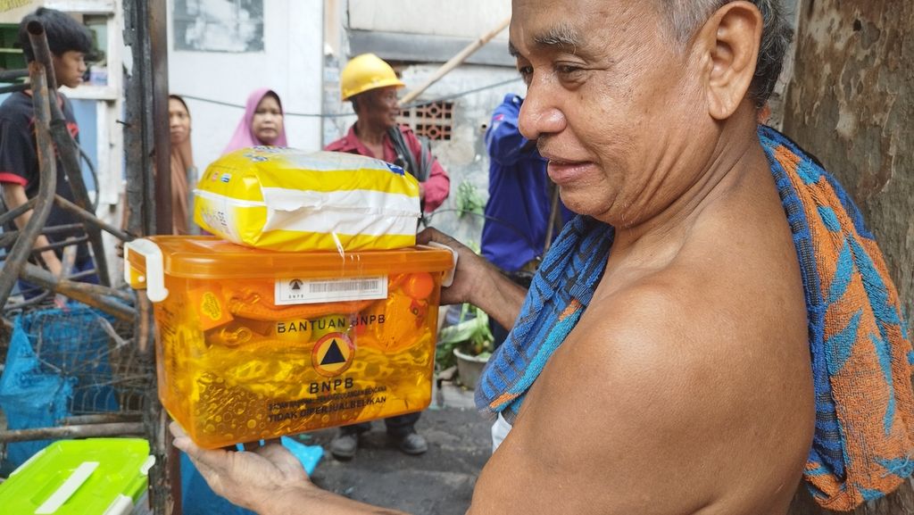 Bantuan berupa selimut, obat-obatan, perlengkapan balita, dan logistik mulai diterima warga Kelurahan Kalianyar, Kecamatan Tambora, Jakarta Barat, Sabtu (31/12/2022).