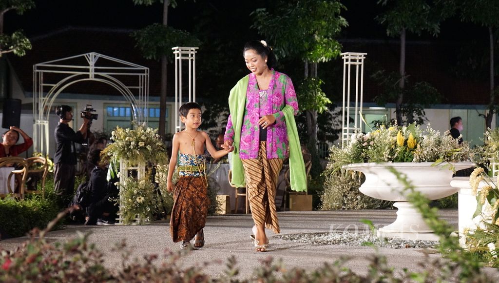 Kerabat dari Pura Mangkunegaran tengah melaksanakan peragaan busana dalam gelaran "Angsukayana", di Taman Pracima, Pura Mangkunegaran, Kota Surakarta, Jawa Tengah, Minggu (29/10/2023). Dalam gelaran itu, misinya adalah mengenalkan kembali batik Mangkunegaran secara lebih luas.  