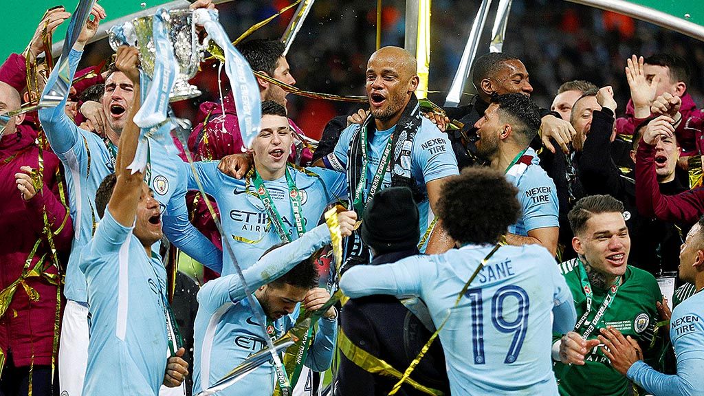 Kapten Manchester City, Vincent Kompany (tengah), dan rekan-rekannya merayakan keberhasilan mereka menjadi juara Piala Liga Inggris di Stadion Wembley, London, Senin (26/2) dini hari WIB. Di final, City mengalahkan Arsenal, 3-0. 