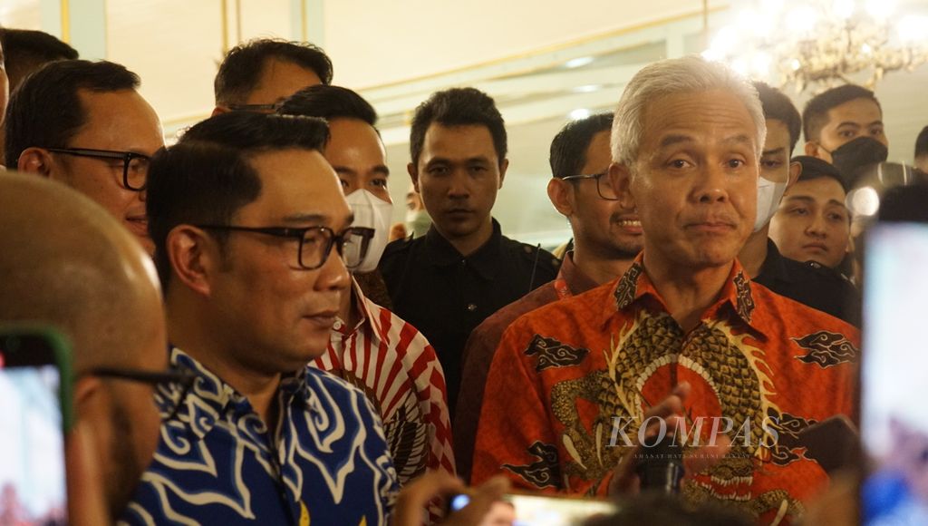 Gubernur Jawa Tengah Ganjar Pranowo (kanan) dan Gubernur Jawa Barat Ridwan Kamil (kiri) diwawancarai wartawan usai mengikuti Y20 di Pura Mangkunegaran, Kota Surakarta, Jawa Tengah (28/10/2022). 