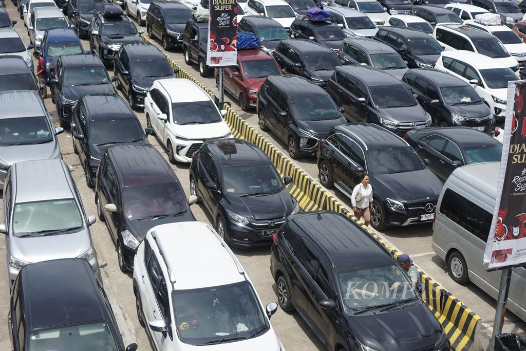 Private cars queue at the Merak Harbor Executive Pier, Banten, Saturday (6/4/2024).