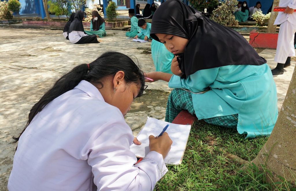 Suasana pembelajaran di luar kelas SMPN 17 Kabupaten Tanjung Jabung Timur, Jambi, Jumat (21/10/22). Untuk memudahkan penyerapan ilmu, tak jarang guru menggunakan bahasa daerah sebagai pengantar.