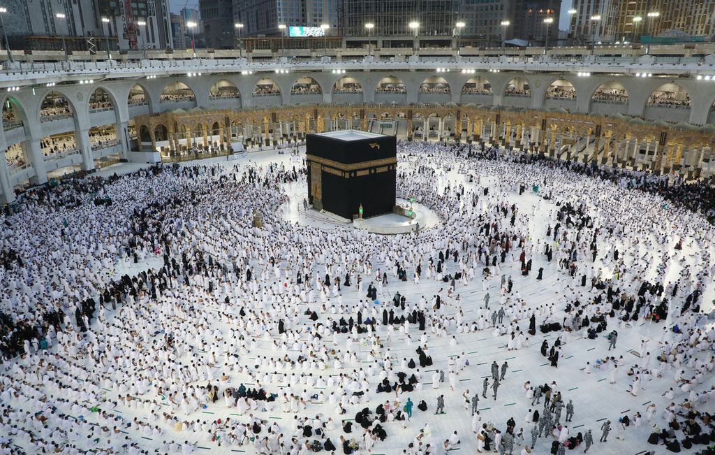 Persiapan Tarawih di Masjidil Haram, Mekkah, Sabtu (2/4/2022). Arab Saudi menetapkan Ramadhan 2022 dimulai pada Sabtu. Sementara sebagian bangsa Asia Tenggara mulai puasa pada Minggu.
