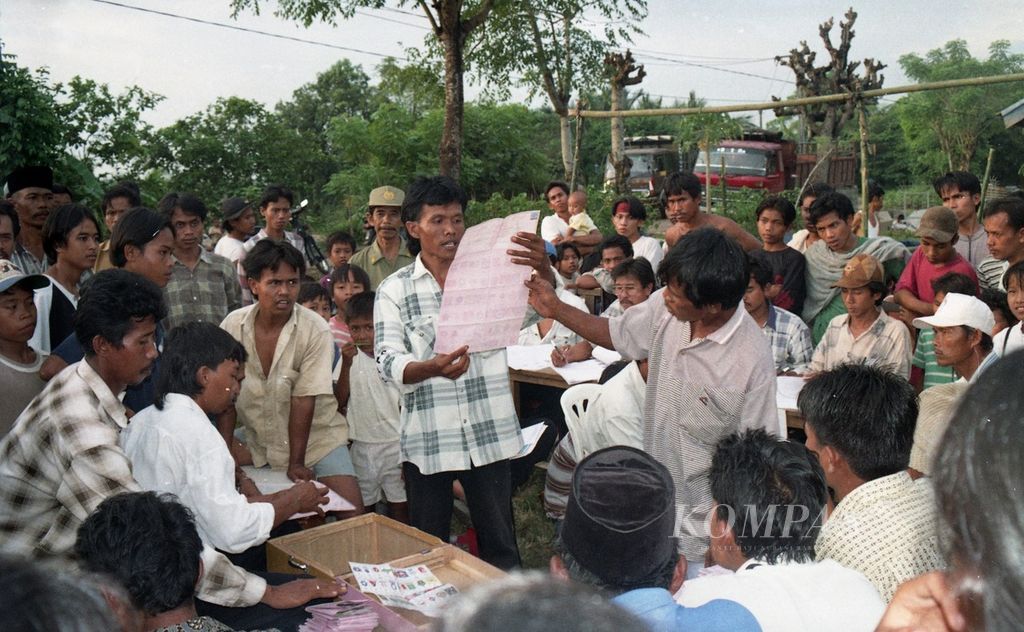 Masyarakat menggunakan hak pilihnya dengan mengikuti coblosan di tiap-tiap tempat pemungutan suara (TPS). TPS-TPS pun dibangun sesuai dengan kemampuan masyarakat, seperti terlihat di salah satu TPS 01 di Desa Talok, Kecamatan Kresek, Tangerang, Banten, tahun 1999. 