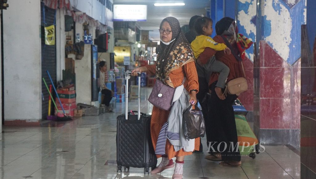 Penumpang yang baru tiba di Terminal Tipe A Giwangan, Kota Yogyakarta, Daerah Istimewa Yogyakarta, Rabu (19/4/2023). Terjadi peningkatan jumlah penumpang selama beberapa hari terakhir karena arus mudik Lebaran 2023.