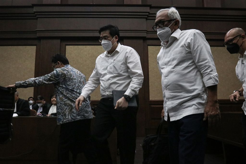 Para terdakwa perkara dugaan korupsi pemberian fasilitas ekspor minyak sawit mentah berjalan menuju kursi persidangan di Pengadilan Tindak Pidana Korupsi Jakarta, Kamis (22/12/2022). 