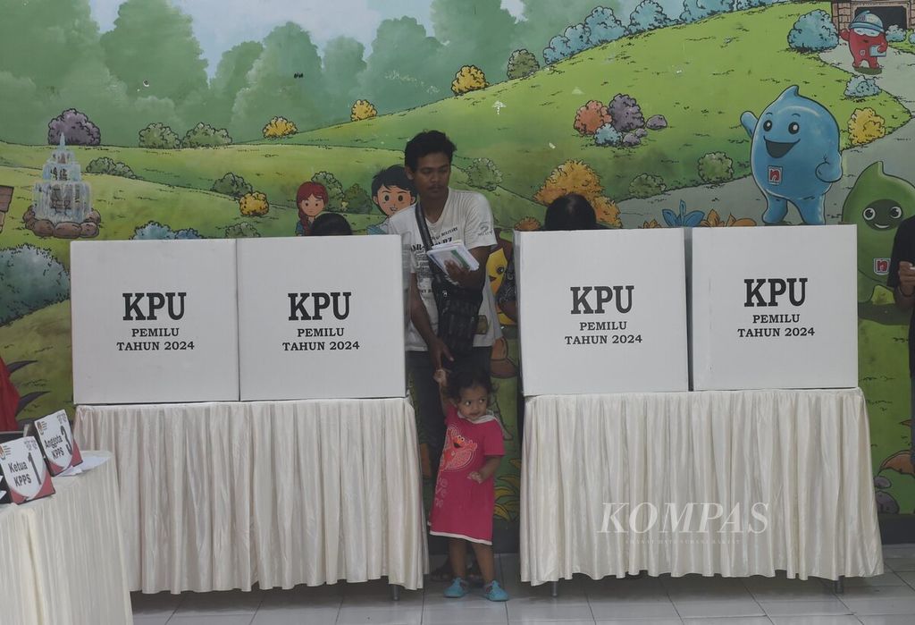 Warga menggunakan hak suara dalam pemungutan suara ulang (PSU) di Tempat Pemungutan Suara (TPS) 15, di Kecamatan Dukuh Pakis, Surabaya, Sabtu (24/2/2024). 