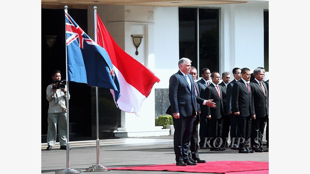 Menteri Pertahanan Ryamizard Ryacudu mempersilakan Menteri Pertahanan Selandia Baru Mark Mitchell untuk memeriksa pasukan dalam upacara penyambutan tamu di halaman Kementerian Pertahanan, Jakarta, Rabu (31/5). Dalam kunjungan itu, kedua menteri menandatangani naskah kerja sama di bidang pertahanan.
