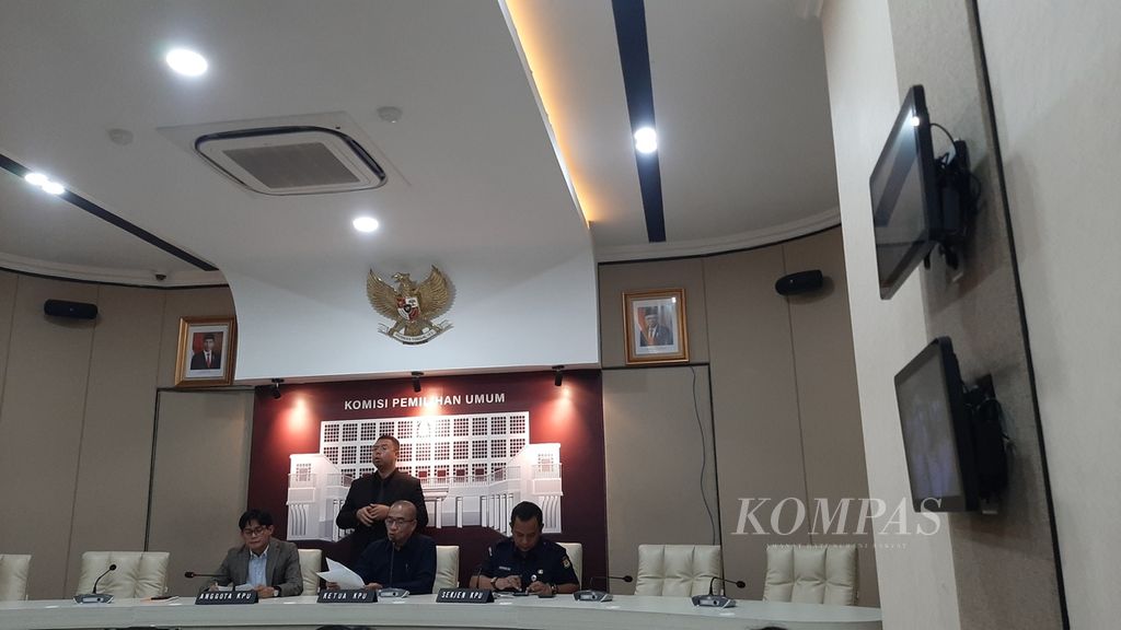 Ketua KPU Hasyim Asy'ari dan anggota KPU August Mellaz saat memberikan keterangan pers di Kantor KPU, Jakarta, Selasa (26/12/2023).