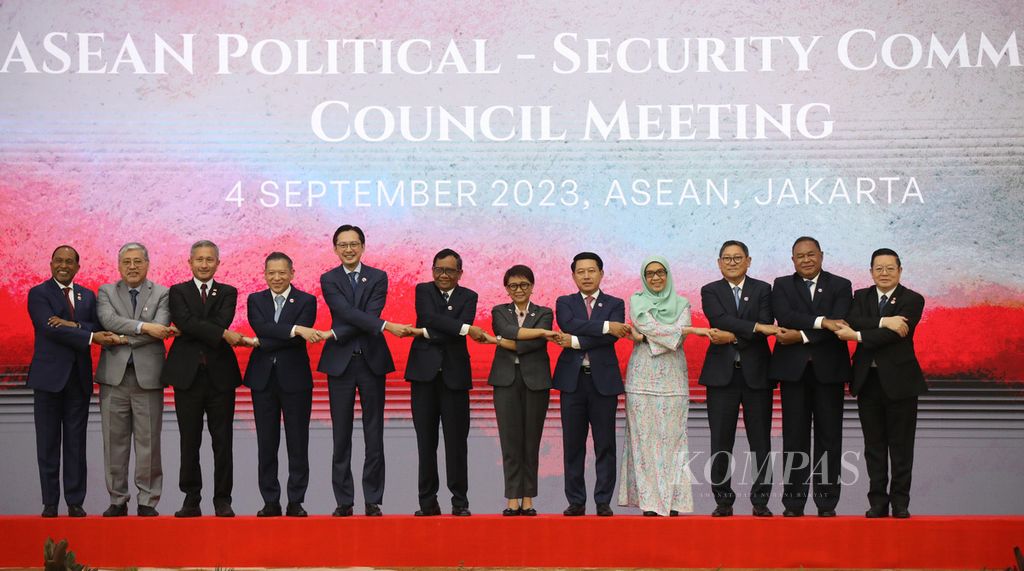 Para Menteri Luar Negeri ASEAN dan jajarannya berfoto bersama pada pertemuan Dewan Politik dan Keamanan ASEAN (APSC) di Sekretariat ASEAN, Jakarta, Senin (4/9/2023).