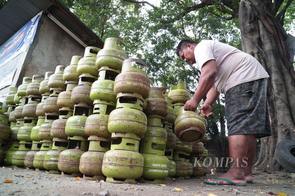 Pekerja menata elpiji 3 kilogram di agen elpiji bersubsidi di kawasan Gedong, Pasar Rebo, Jakarta, Senin (19/6/2023). 