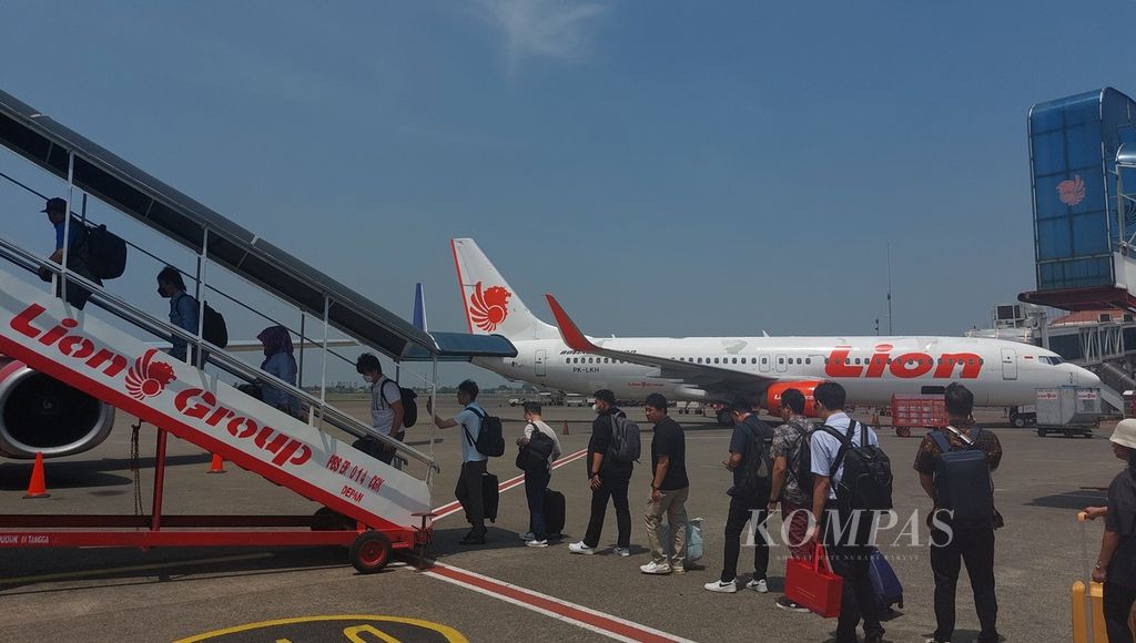 Penumpang memasuki pesawat Lion Air di Bandara Internasional Soekarno-Hatta, Tangerang, Banten, Kamis (14/12/2023). 