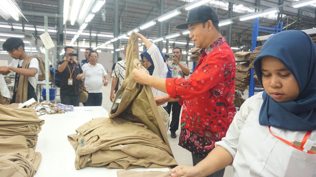 Bupati Banyumas Achmad Husein berkunjung ke pabrik garmen PT Sansan Saudaratex Jaya yang memakai bangunan bekas Pabrik Gula Kalibagor di Banyumas, Jawa Tengah, Selasa (7/1/2020). Pabrik ini memproduksi celana panjang. Terdapat 160 tenaga kerja yang bekerja di tempat ini.